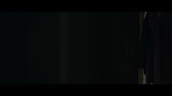 Paradise S02E01 Graceland